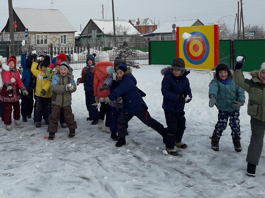 Активные игры зимой для детей Снежное метание
