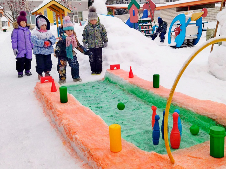 Активные игры зимой для детей Снежный боулинг