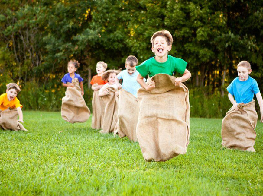 Подвижные игры для детей летом Гонки в мешках