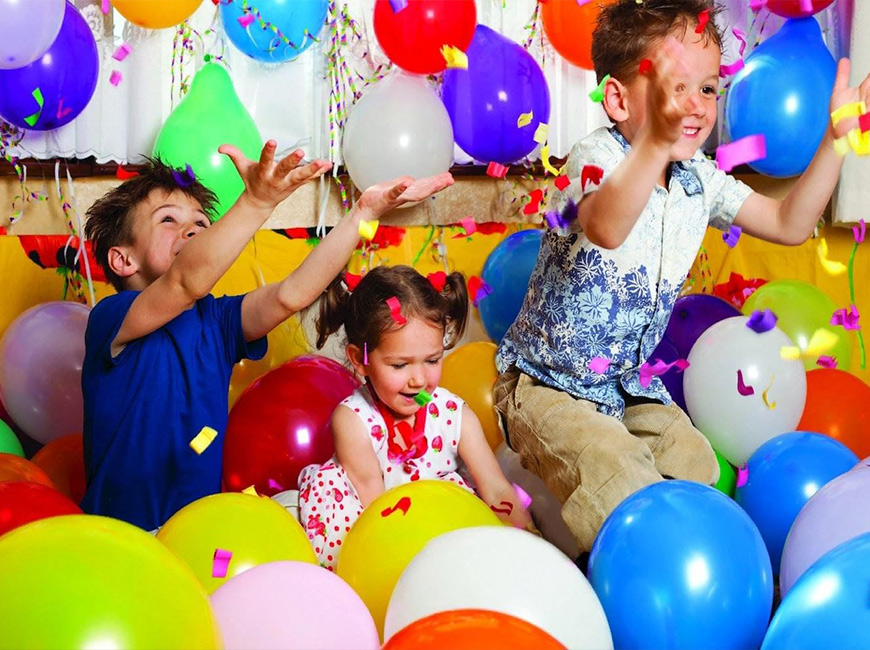 Универсальные подвижные игры с детьми дома Уничтожение воздушных шаров