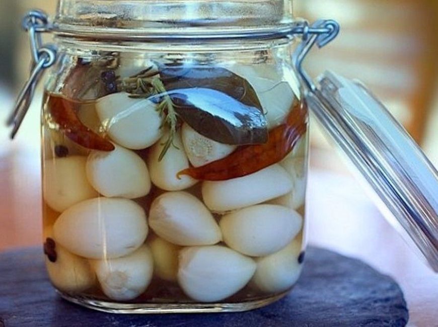 Рецепт маринованного чеснока с перцем чили на зиму