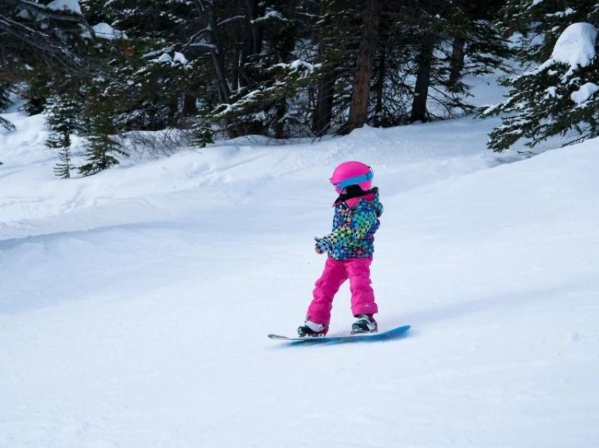 Зимние виды спорта для девочек сноуборд и горные лыжи