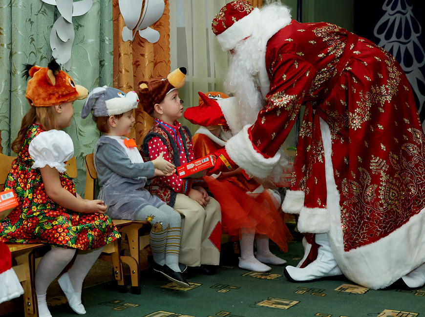 Дед Мороз с подарками для детей в детском саду