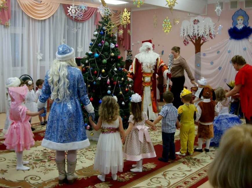 Дети приходят на помощь Деду Морозу в Новый год
