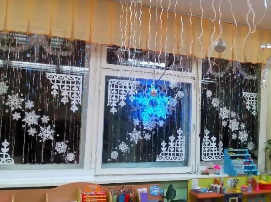 Как украсить окна на Новый год в группе