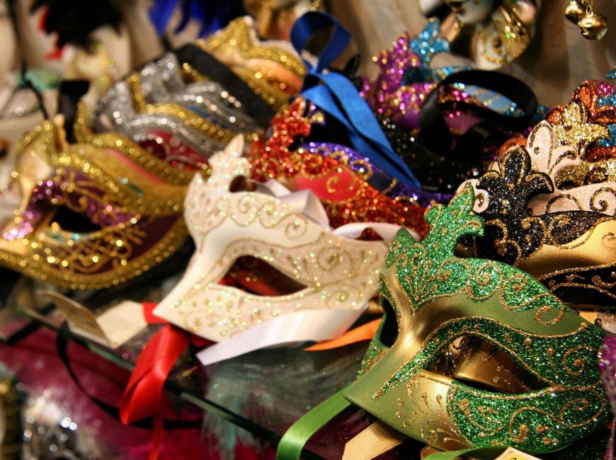 Новогодний декор помещения карнавальными масками